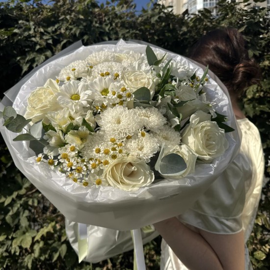 пышный белый букет bloom room роза,хризантема,ромашка