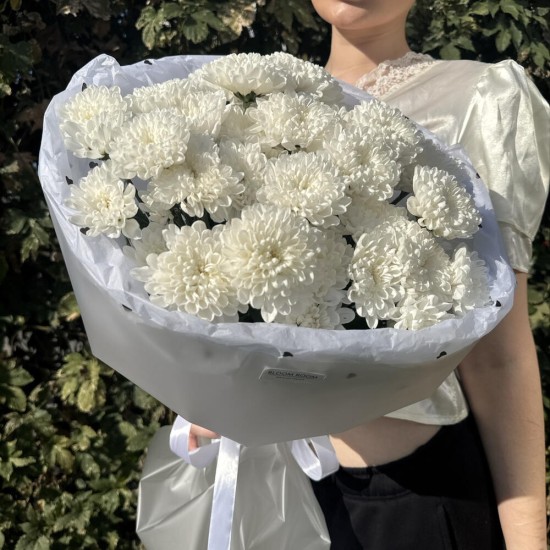 стойкий букет пышных хризантем bloom room