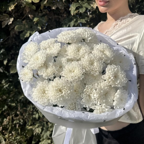 стойкий букет пышных хризантем bloom room