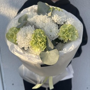 стильный букет bloom room ,диантус хризантема и эвкалипт