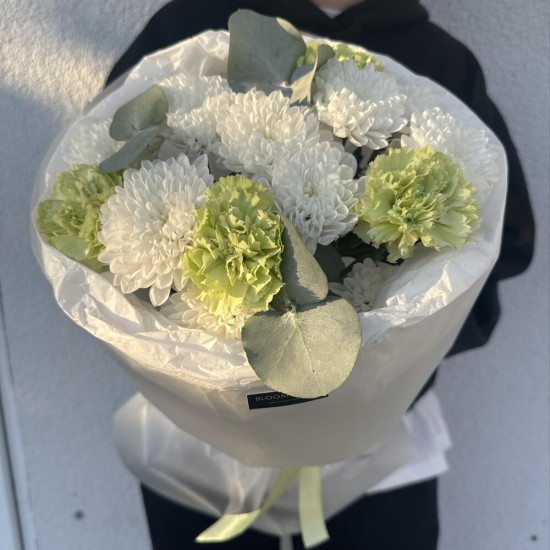 стильный букет bloom room ,диантус хризантема и эвкалипт