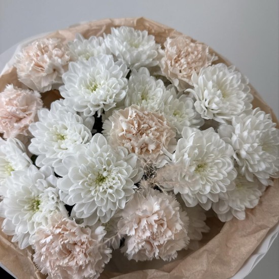 персиковый букет bloom room хризантема и диантус