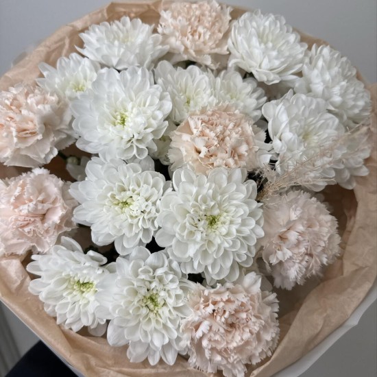 персиковый букет bloom room хризантема и диантус