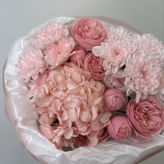 милый розовый букет bloom room гортензия,хризантема,роза