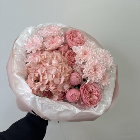 милый розовый букет bloom room гортензия,хризантема,роза