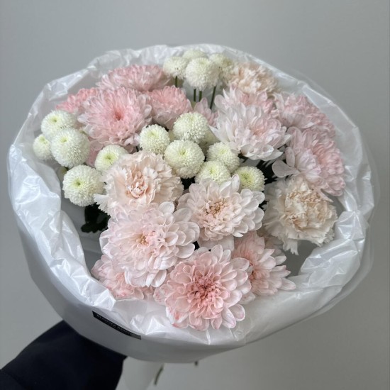 пышный букет bloom room хризантема и диантум