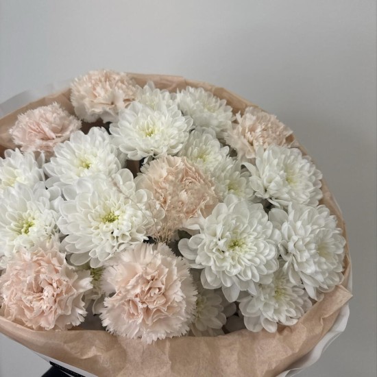 бежевый букет bloom room хризантема и диантус