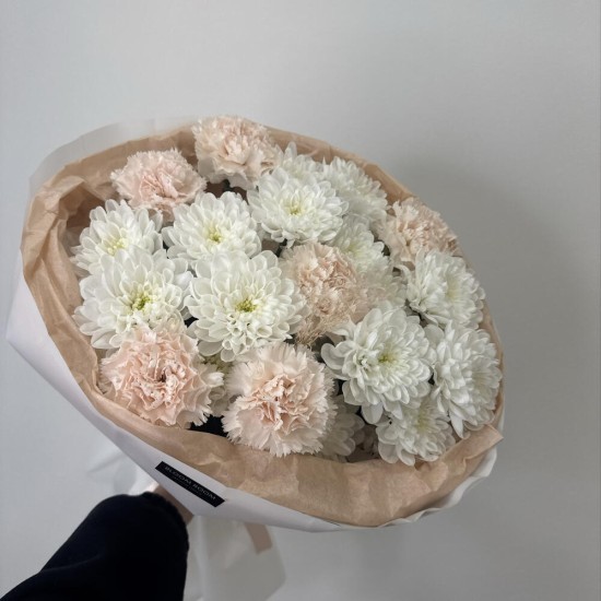 бежевый букет bloom room хризантема и диантус