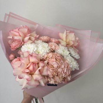 букет бабочка bloom room роза,хризантема и гортензия