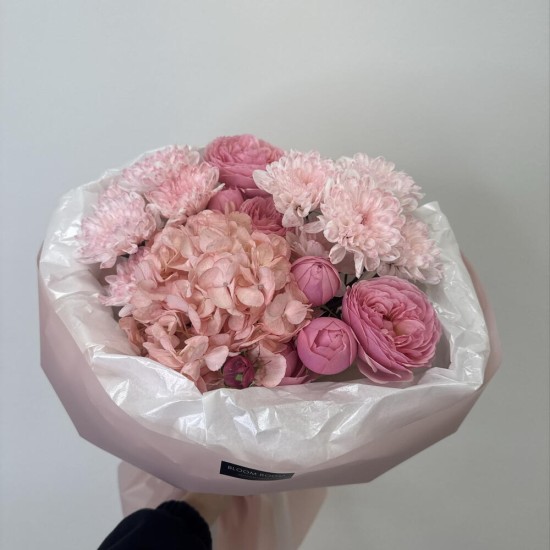 розовый  букет bloom room роза,хризантема и гортензия
