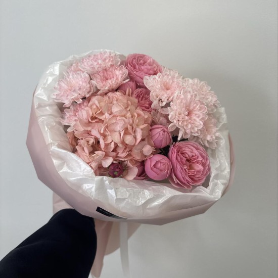 розовый  букет bloom room роза,хризантема и гортензия