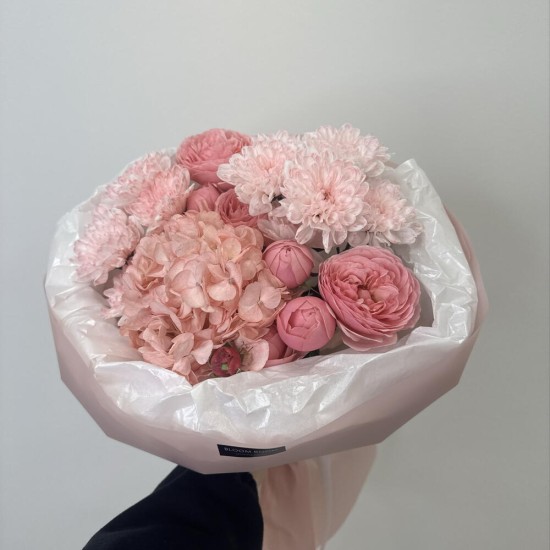 розовый  букет bloom room роза,хризантема и гортензия
