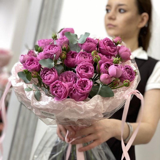 Букет из яркой розовой пионовидной кустовой розы с эвкалиптом с доставкой в Екатеринбурге