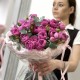 Букет из яркой розовой пионовидной кустовой розы с эвкалиптом с доставкой в Екатеринбурге