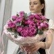 Букет из яркой розовой пионовидной кустовой розы с эвкалиптом с доставкой в Екатеринбурге