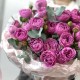 Букет из яркой розовой пионовидной кустовой розы с эвкалиптом с доставкой в Екатеринбурге