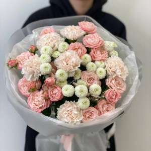 Букет в нежной гамме с пионовидными кустовыми розами, хризантемами и диантусами