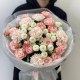 Букет в нежной гамме с пионовидными кустовыми розами, хризантемами и диантусами