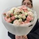 Букет в нежной гамме с пионовидными кустовыми розами, хризантемами и диантусами