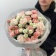 Букет в нежной гамме с пионовидными кустовыми розами, хризантемами и диантусами
