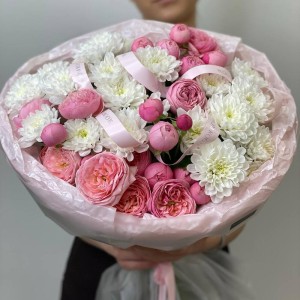 Роскошный букет «Розовое облако» с пионовидными кустовыми розами и белыми хризантемами с доставкой в Екатеринбурге