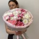 Роскошный букет «Розовое облако» с пионовидными кустовыми розами и белыми хризантемами с доставкой в Екатеринбурге
