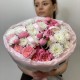 Роскошный букет «Розовое облако» с пионовидными кустовыми розами и белыми хризантемами с доставкой в Екатеринбурге