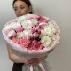 Роскошный букет «Розовое облако» с пионовидными кустовыми розами и белыми хризантемами с доставкой в Екатеринбурге