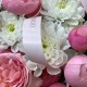 Роскошный букет «Розовое облако» с пионовидными кустовыми розами и белыми хризантемами с доставкой в Екатеринбурге