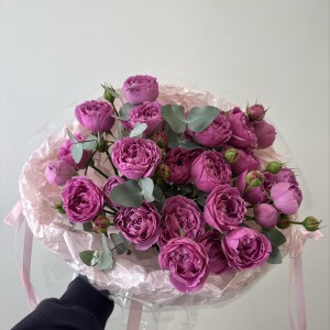 яркий букет с пионовидной розой и милым оформлением bloom room