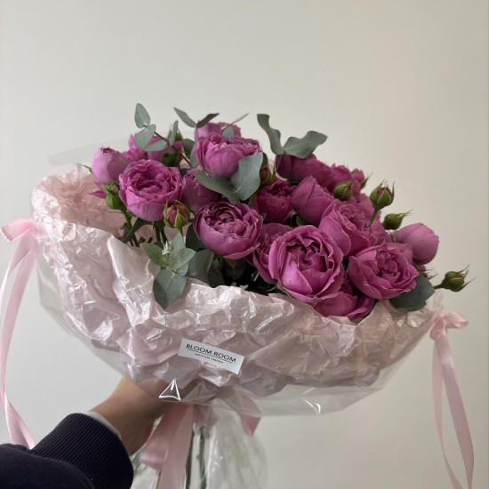 яркий букет с пионовидной розой и милым оформлением bloom room