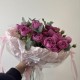 яркий букет с пионовидной розой и милым оформлением bloom room