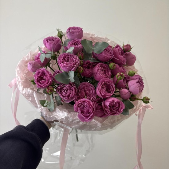 яркий букет с пионовидной розой и милым оформлением bloom room