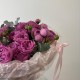 яркий букет с пионовидной розой и милым оформлением bloom room
