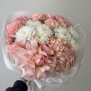 воздушный букет хризантема,роза и гортензия bloom room