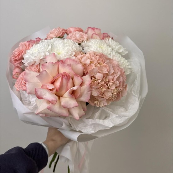 воздушный букет хризантема,роза и гортензия bloom room