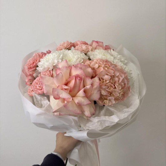 воздушный букет хризантема,роза и гортензия bloom room