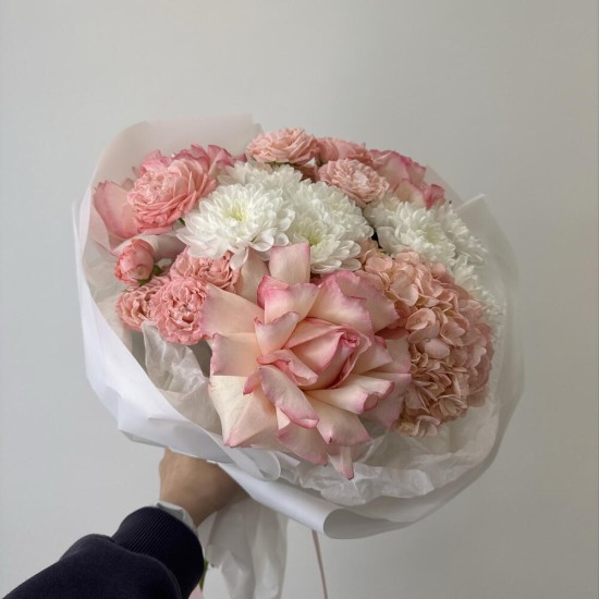 воздушный букет хризантема,роза и гортензия bloom room