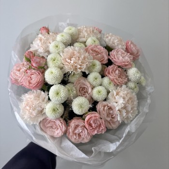 нежный букет с розами и диантусами bloom room