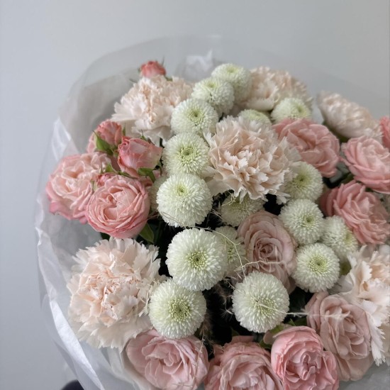 нежный букет с розами и диантусами bloom room