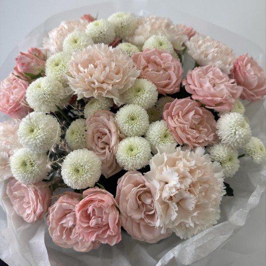 нежный букет с розами и диантусами bloom room