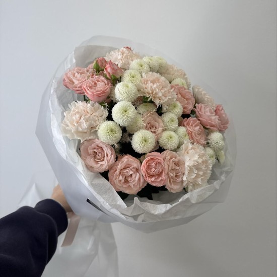 нежный букет с розами и диантусами bloom room