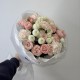 нежный букет с розами и диантусами bloom room