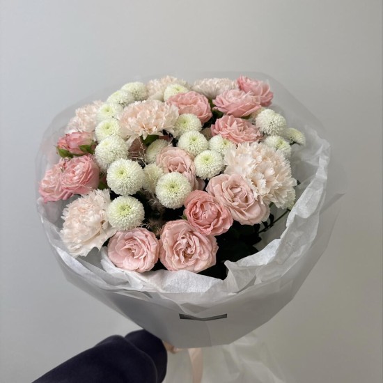 нежный букет с розами и диантусами bloom room