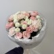 нежный букет с розами и диантусами bloom room