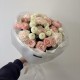 нежный букет с розами и диантусами bloom room