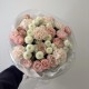нежный букет с розами и диантусами bloom room