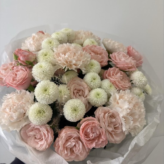 нежный букет с розами и диантусами bloom room