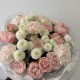 нежный букет с розами и диантусами bloom room