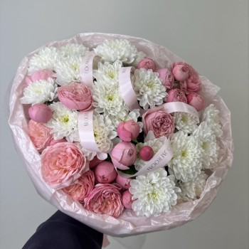 роскошный пышный букет хризантема и пионовидная роза bloom room
